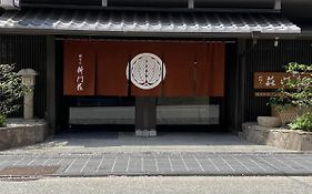 Gion Shinmonso